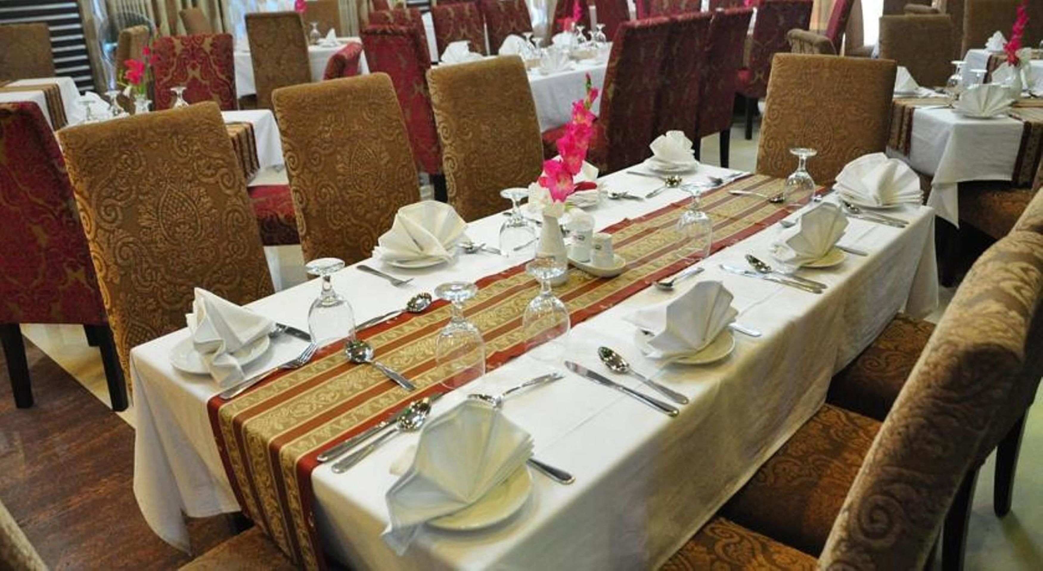 breakfast, lunch, dinner served; international cuisine