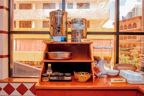 Tägliches inbegriffenes kontinentales Frühstück