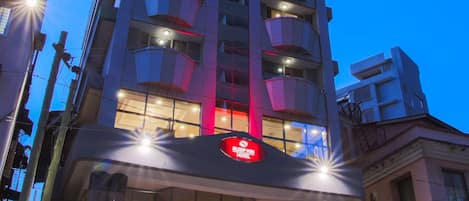 Façade de lâhĂ©bergement â soirĂ©e/nuit