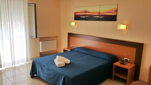 雙人房 | 房內夾萬、書桌、嬰兒床 (收費)、免費 Wi-Fi