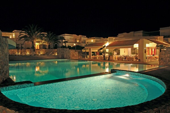 Seasonal outdoor pool, pool umbrellas, sun loungers