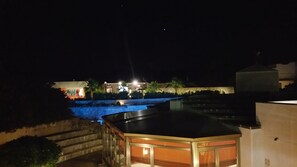 Piscina a l'aire lliure de temporada, para-sols i gandules