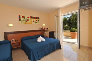 三人房 | 房內夾萬、書桌、嬰兒床 (收費)、免費 Wi-Fi