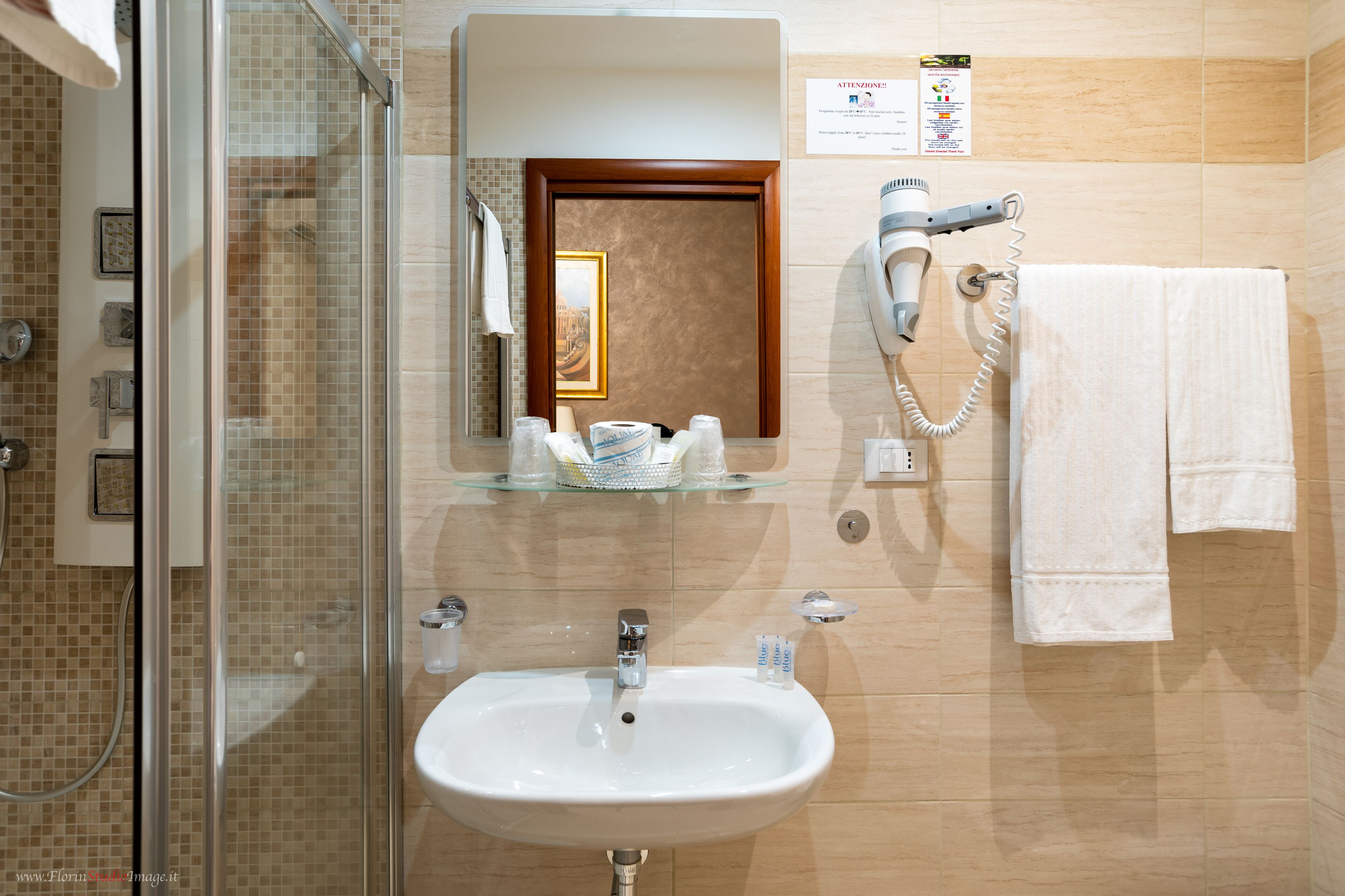 apartment, 2 bedrooms | bathroom | shower, free toiletries, hair dryer, towels