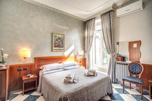 Triple Room | In-room safe, desk, blackout drapes, soundproofing