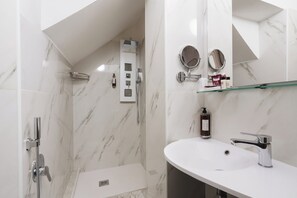 Superior Double Room, Balcony | Bathroom | Shower, free toiletries, hair dryer, slippers - Hotel Centro Cavour (Rome)