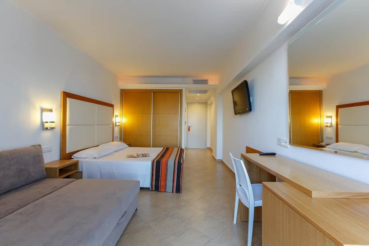 1 bedroom, desk, bed sheets