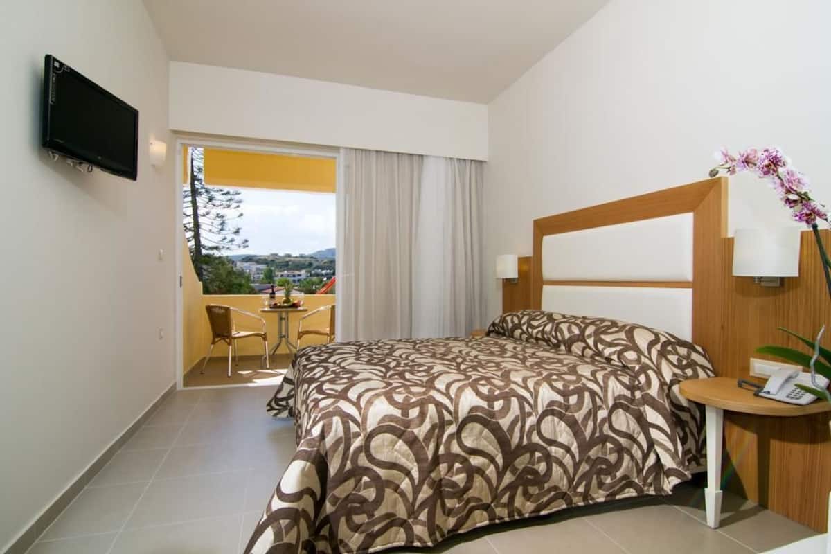 1 bedroom, desk, bed sheets