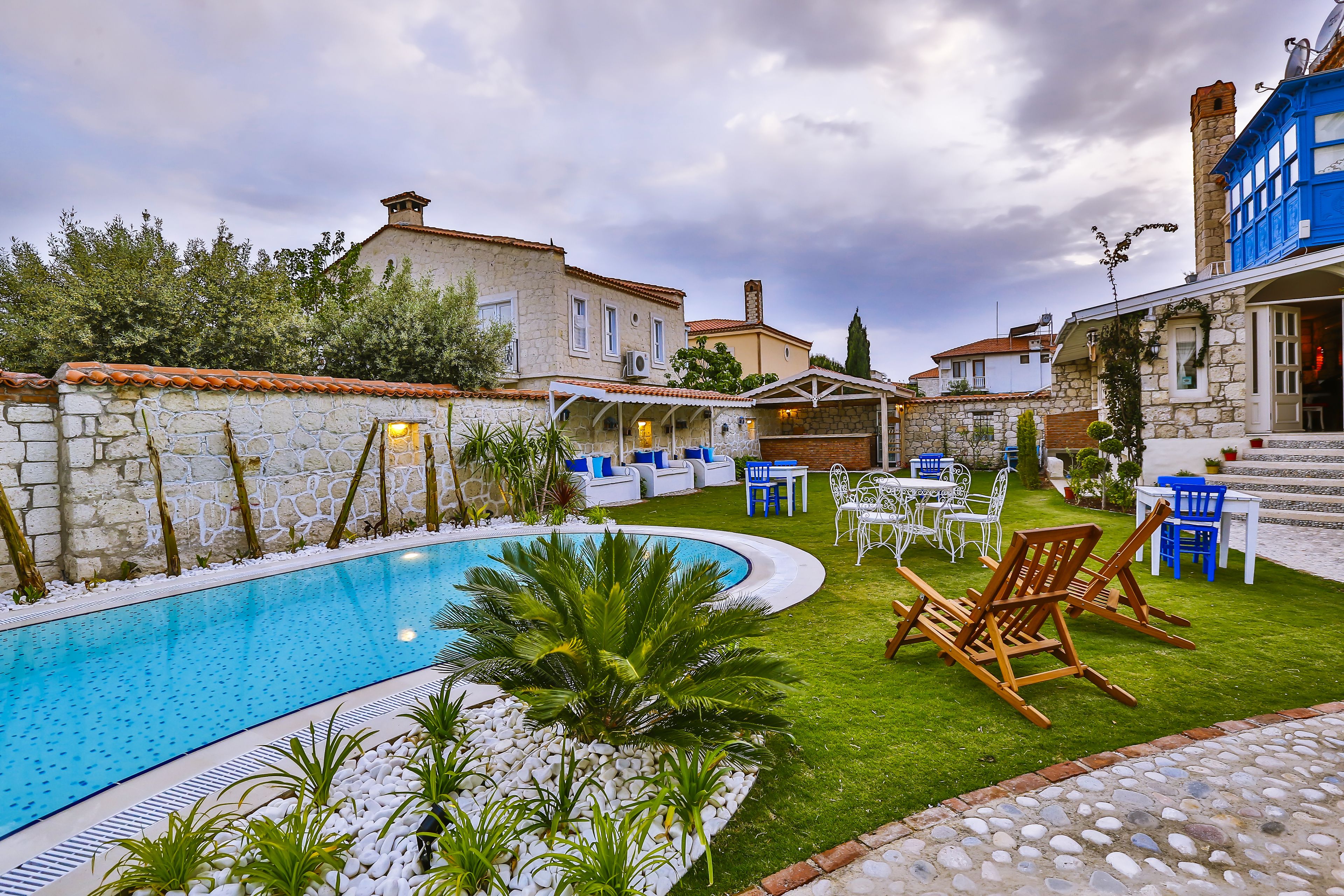 Una piscina al aire libre, sillones reclinables de piscina