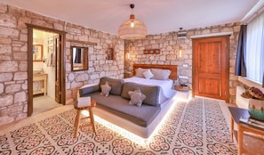 Quarto superior, banheira de hidromassagem | Frigobar, cofres nos quartos, individualmente decorados