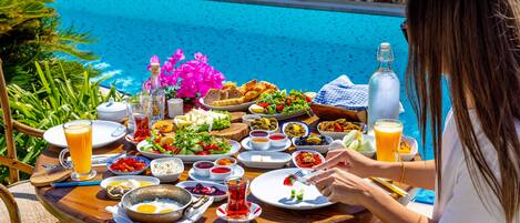 Free daily full breakfast