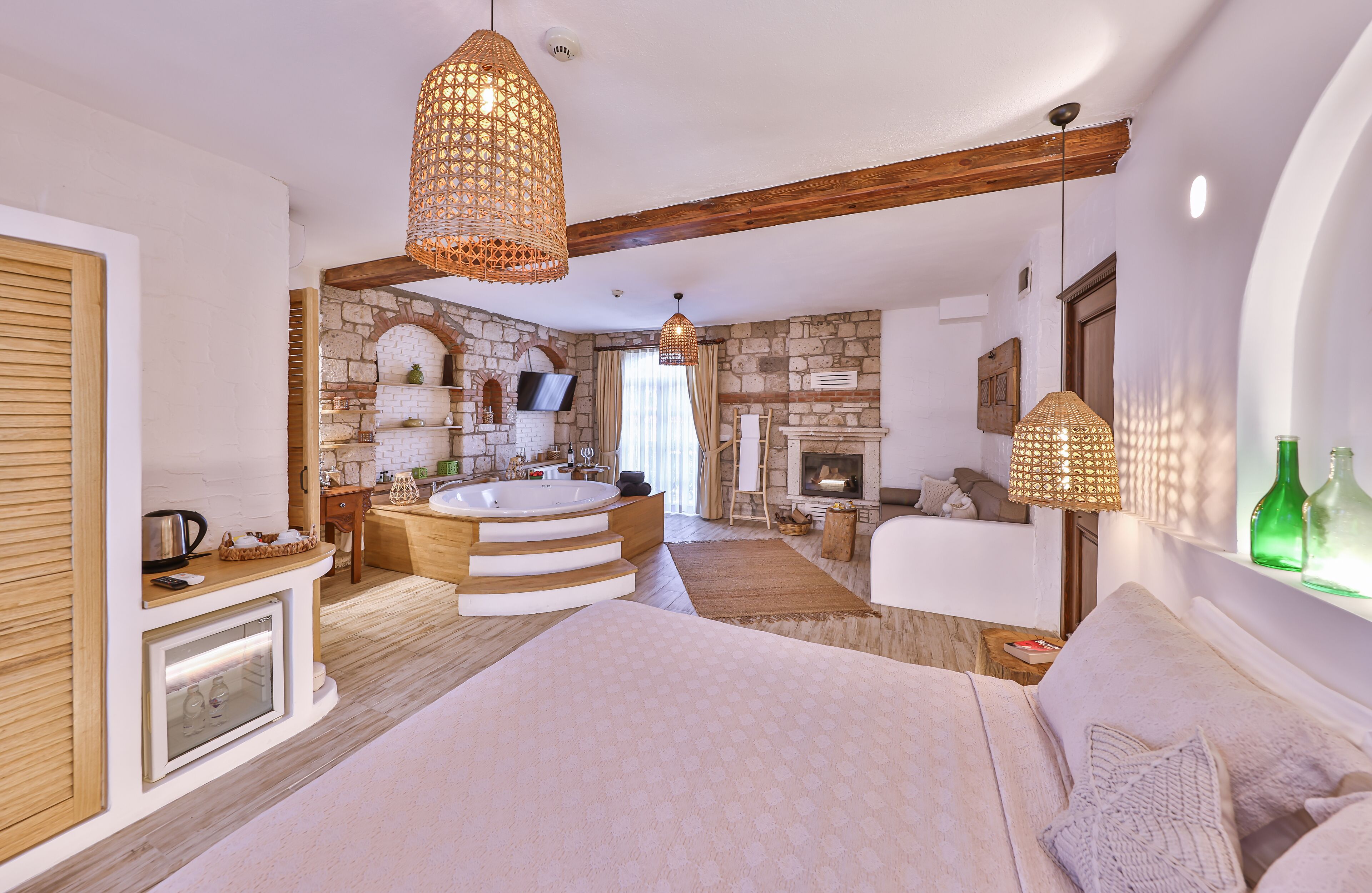 Minibar, caja de seguridad en la habitación y decoración personalizada 