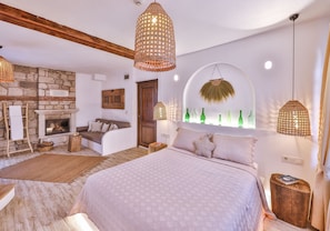 Suíte, banheira de hidromassagem | Frigobar, cofres nos quartos, individualmente decorados