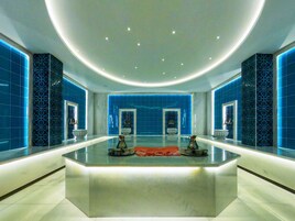 Een sauna, een Turks bad/hammam, 3 behandelingskamers