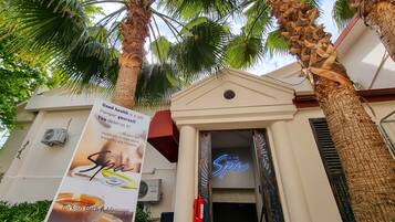 Sauna, Turkish bath, 3 treatment rooms, manicures and pedicures