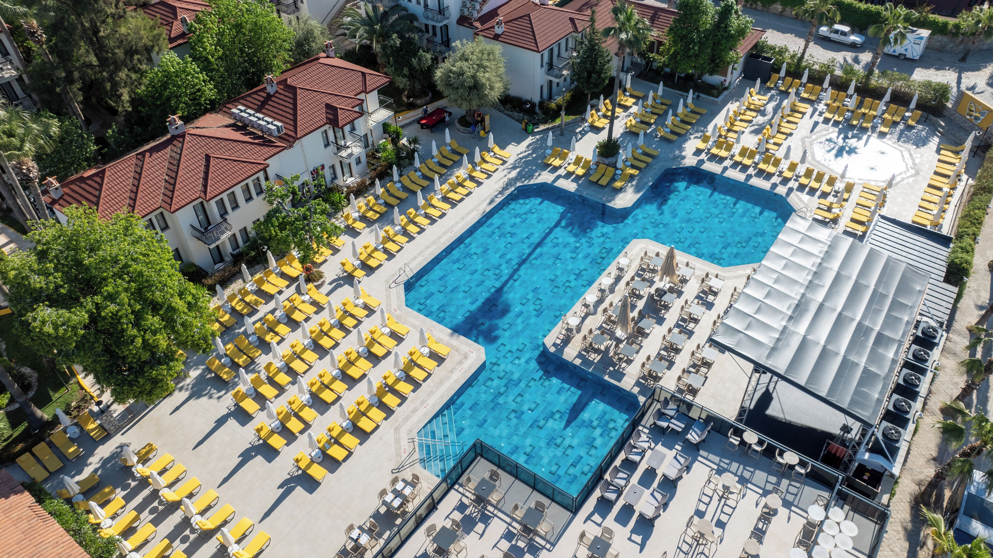 2 つの屋外プール、プール パラソル、サンラウンジャー