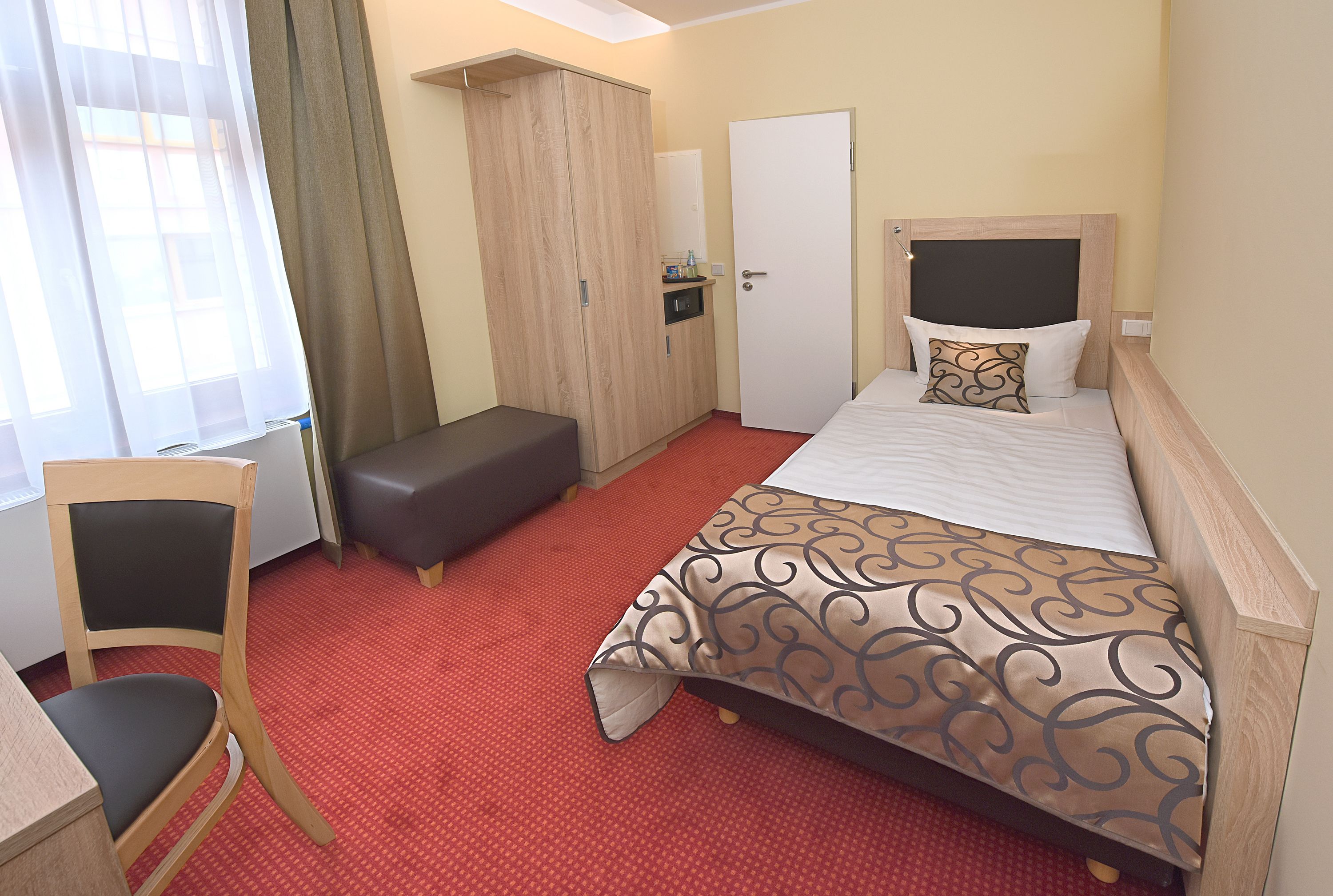 superior single room | premium bedding, minibar, in-room safe, desk