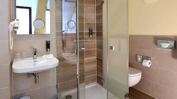 Superior-Apartment | Badezimmer | Dusche, Haartrockner, Hausschuhe, Handtücher