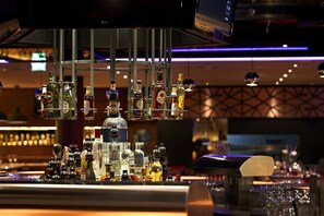 2 bars/lounges