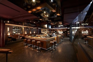 2 bars/lounges