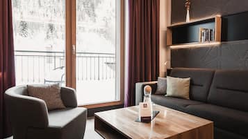 Suite, balcón, vista a la montaña | Área de sala de estar | Televisión de pantalla plana y estación para iPod