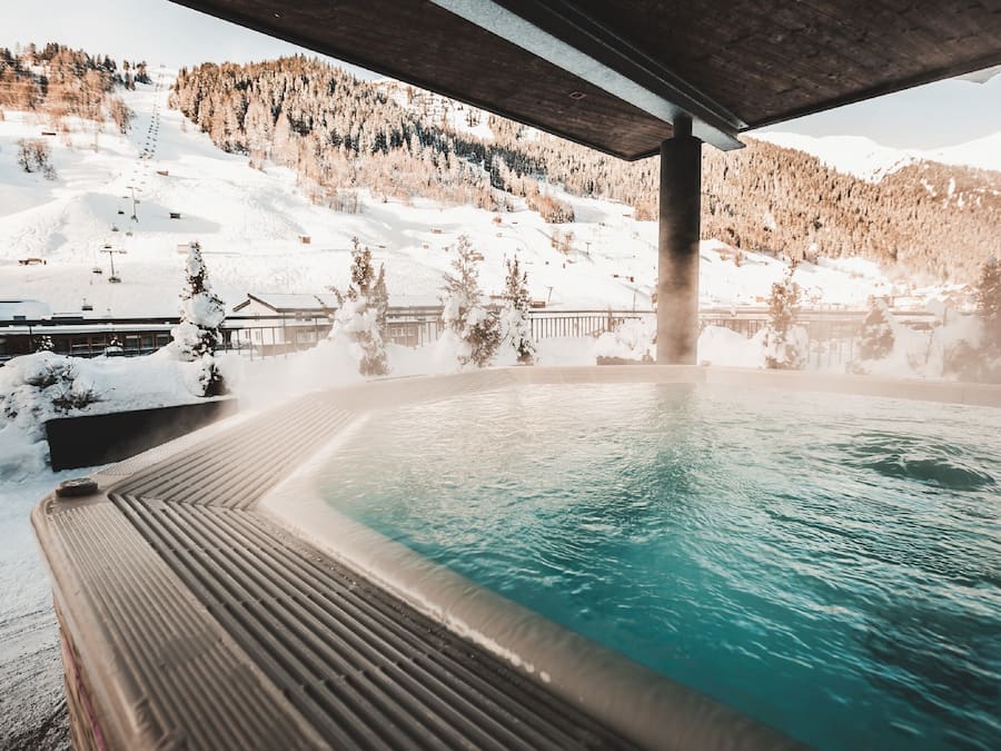 Una piscina al aire libre, sillones reclinables de piscina