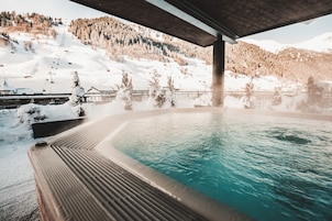 Una piscina al aire libre, sillones reclinables de piscina