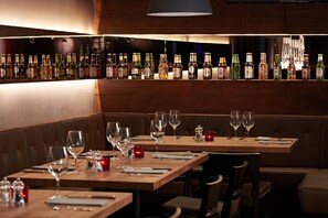 2 restauranter, der serverer morgenmad, frokost og aftensmad