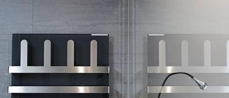 Una cocina moderna con electrodomésticos de acero inoxidable, salpicadero de vidrio y encimera de madera.