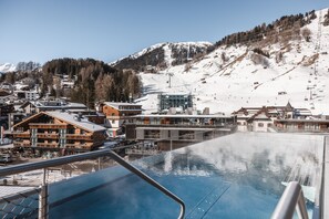 Outdoor pool, pool loungers - Anthony's Life & Style Hotel (Sankt Anton am Arlberg)