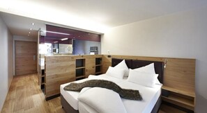 In-room safe, desk, blackout drapes, soundproofing - Anthony's Life & Style Hotel (Sankt Anton am Arlberg)