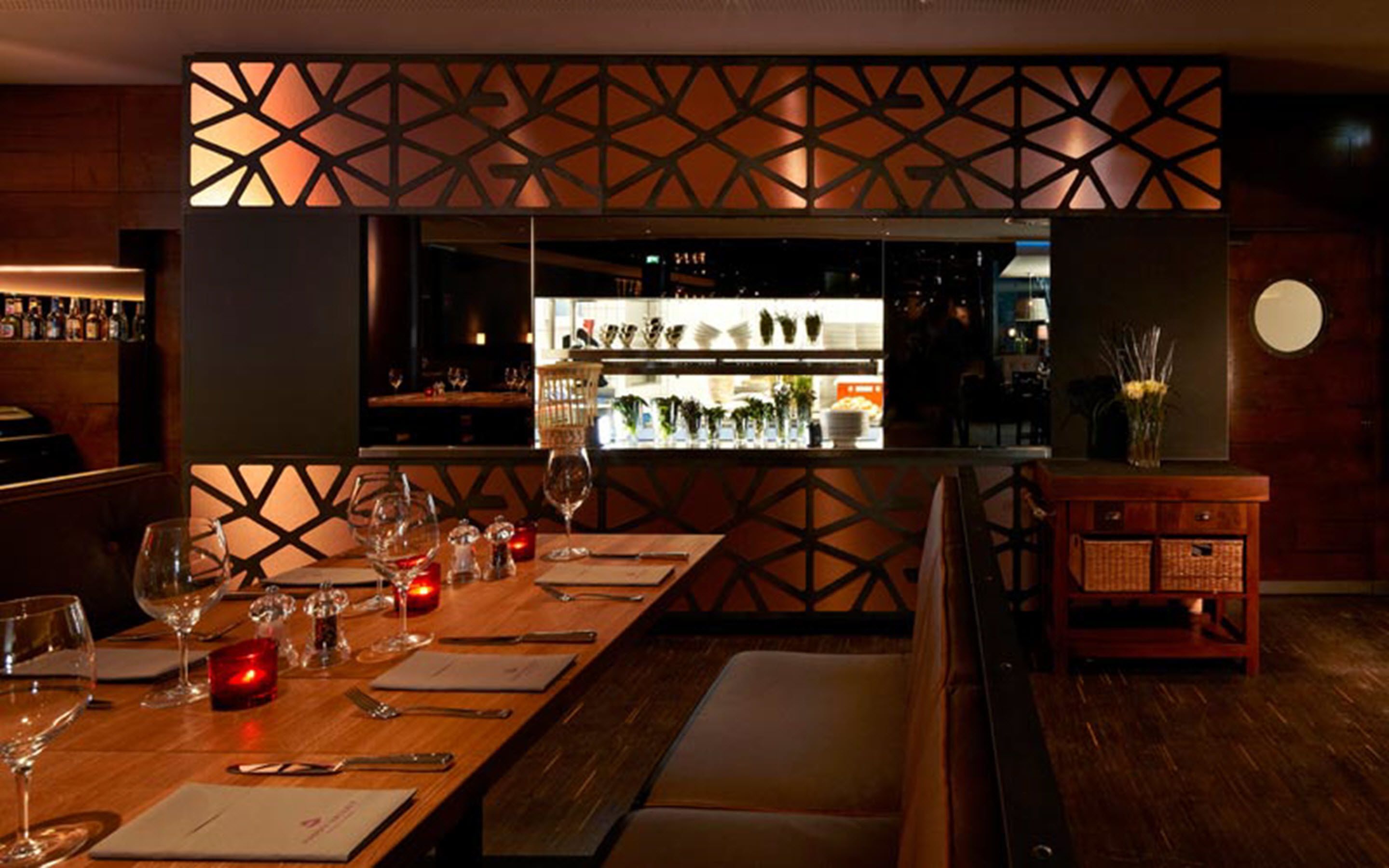 2 restaurants, breakfast, lunch, dinner served; american cuisine