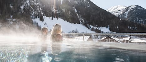 Piscine extérieure, chaises longues