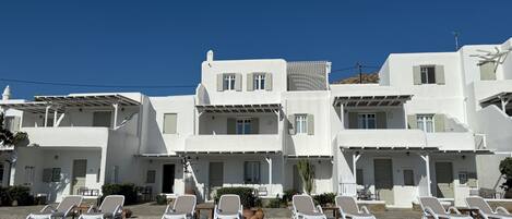 Alberca al aire libre por temporada y camastros