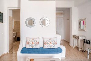 Studio Sea View | Living area - Yakinthos Residence (Mykonos)