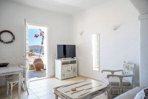 Superior Two Bedroom Residence | Área de estar | TV LED 20 polegadas com canais via satélite