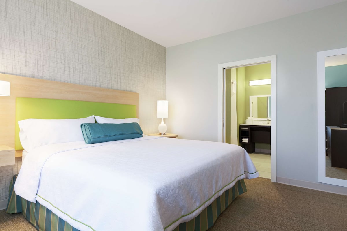 Premium bedding, in-room safe, free WiFi, bed sheets