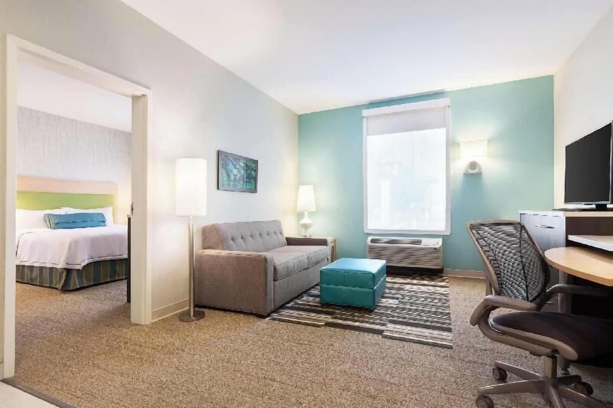 Premium bedding, in-room safe, free WiFi, bed sheets