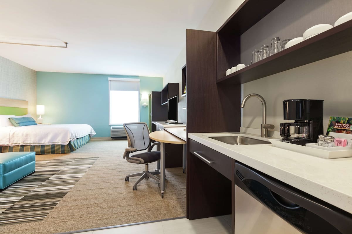 Premium bedding, in-room safe, free WiFi, bed sheets