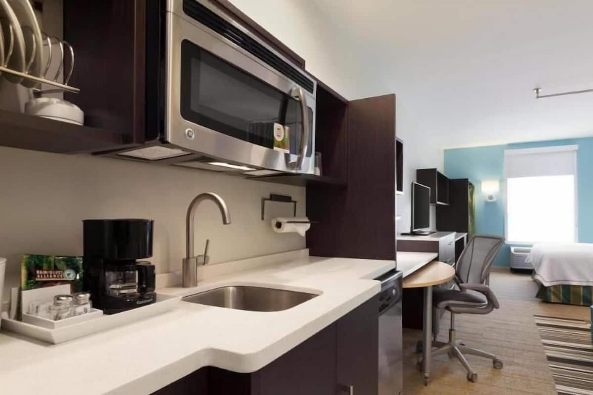 Private kitchen | Full-size fridge, microwave, dishwasher, cookware/dishes/utensils