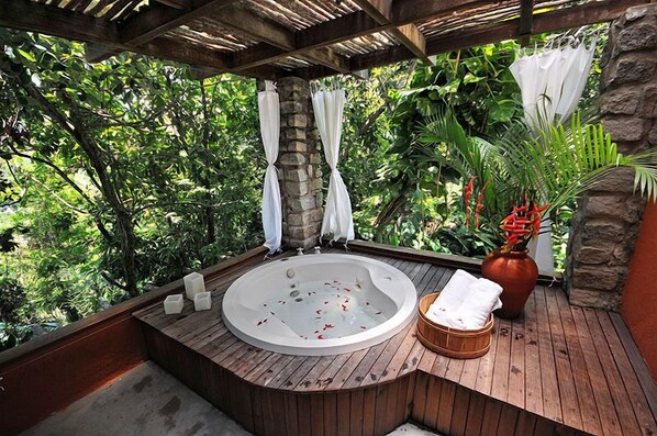 Honeymoon Room, Bathtub, Garden View (Super Nº 8) | Egyptian cotton sheets, premium bedding, minibar, in-room safe - Pousada Casa Caiada (Maceio)