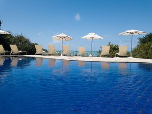 Outdoor pool, pool umbrellas, pool loungers - Pousada Casa Caiada (Maceio)
