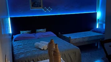 Superior 1 Double Bed and 1 single bed Private Bathroom TV | Cortinas blackout, tabla de planchar con plancha y wifi gratis