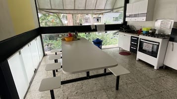 Refrigerador, microondas, horno y licuadora