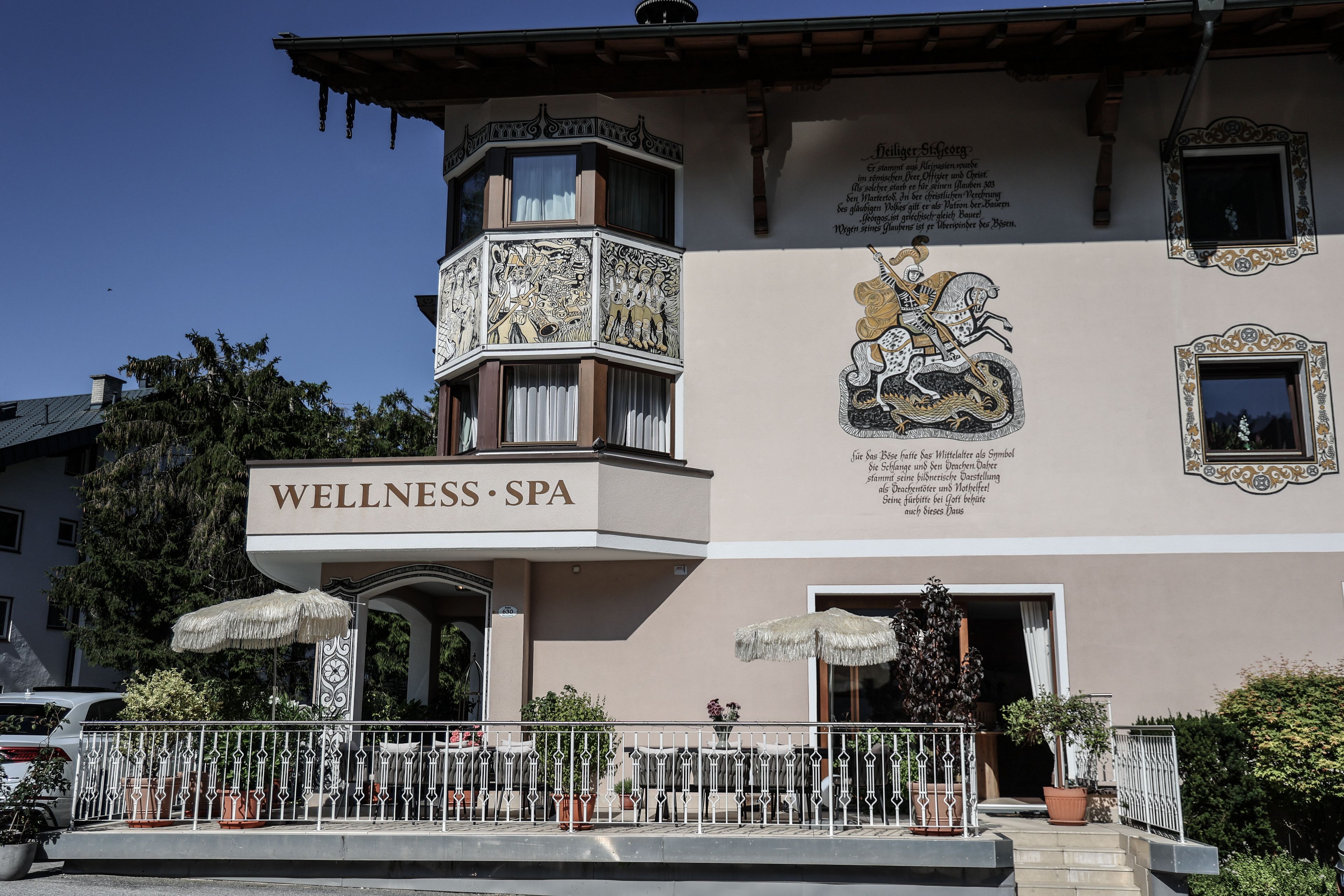 Un edificio con un cartello che indica 'WELLNESS SPA' e un murale raffigurante un cavaliere a cavallo.