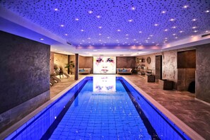 Piscina interna, espreguiçadeiras