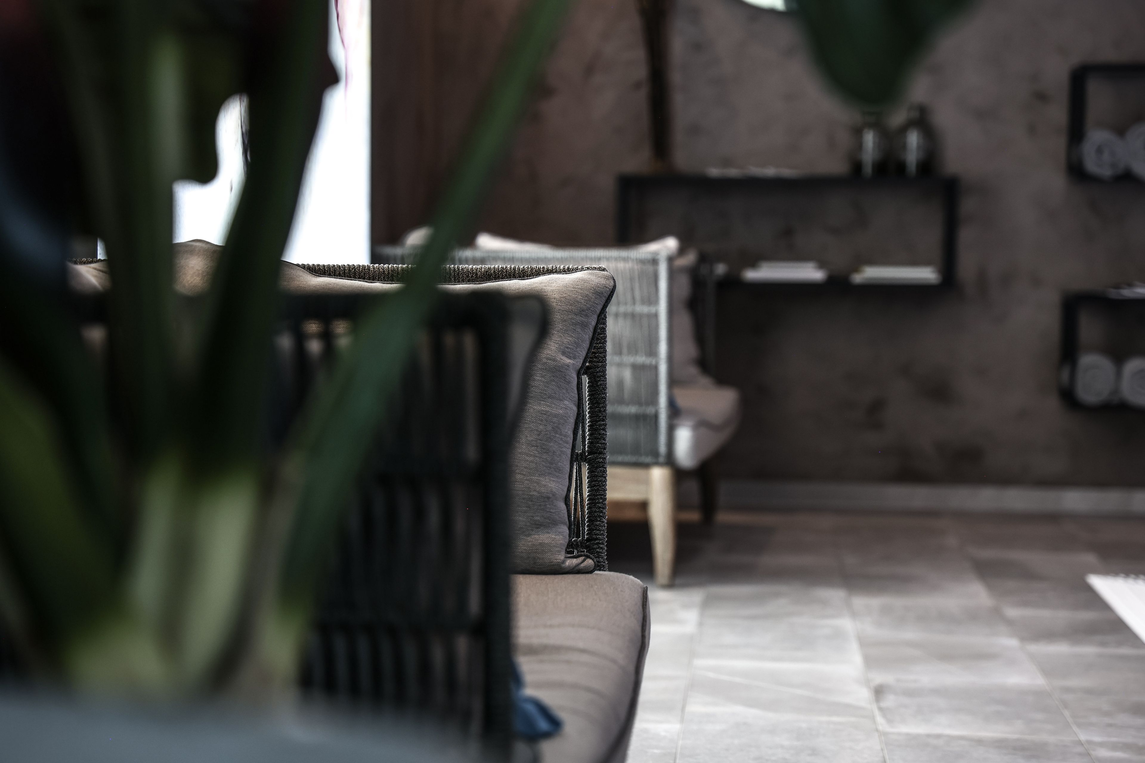 Ein modernes Wohnzimmer mit einer Couch, einem Couchtisch und einem Kamin.