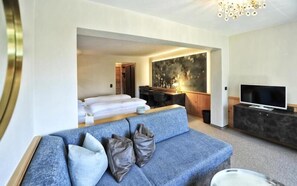 Dobbeltrom – deluxe, balkong | Safe på rommet, skrivebord, lydisolert og wi-fi (inkludert)