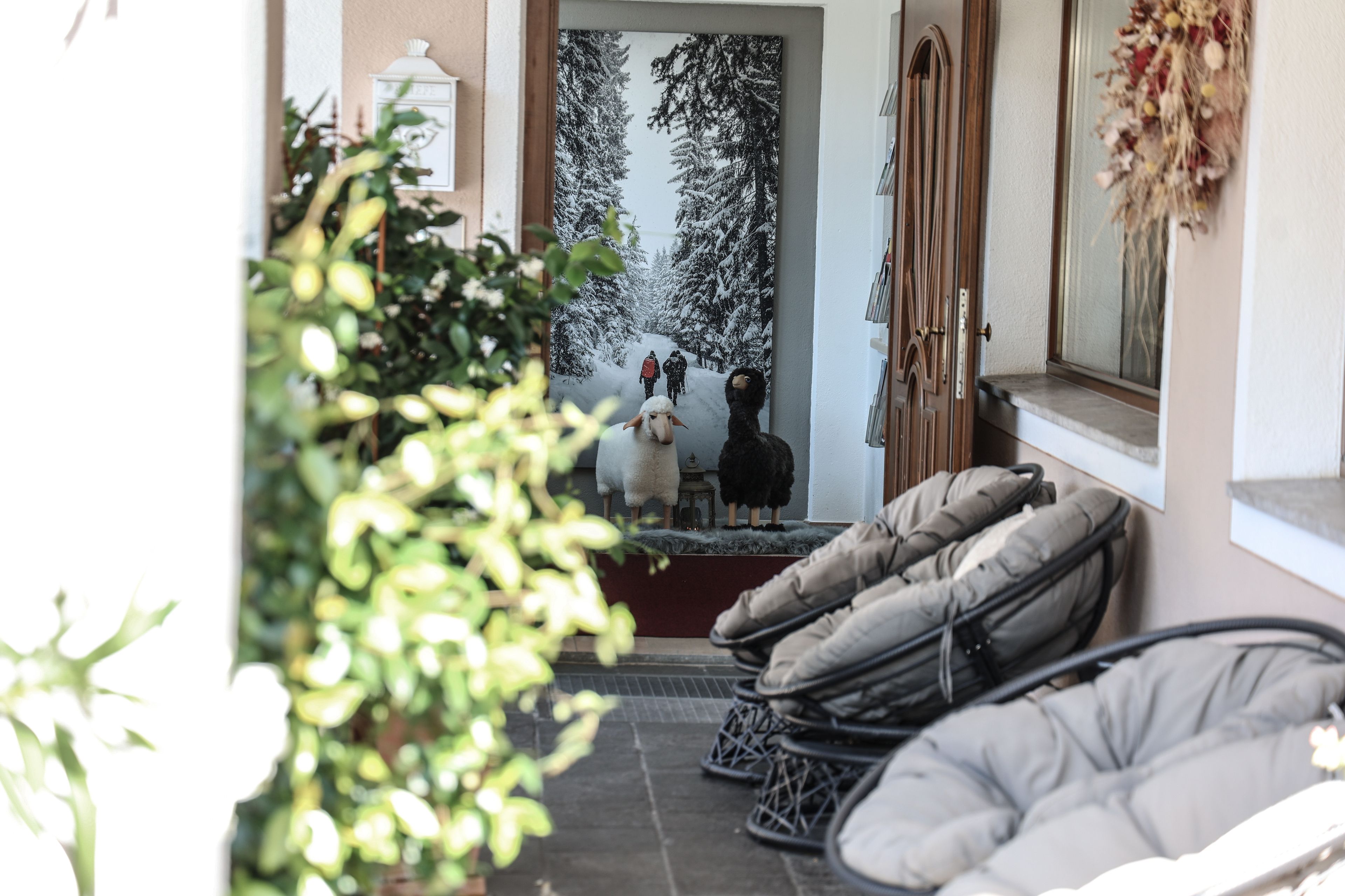 Een deur die leidt naar een kamer met uitzicht op een besneeuwd bos.