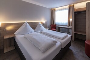 Double Room | In-room safe, desk, soundproofing, iron/ironing board - Hotel Pfefferburg (Schoenaich)